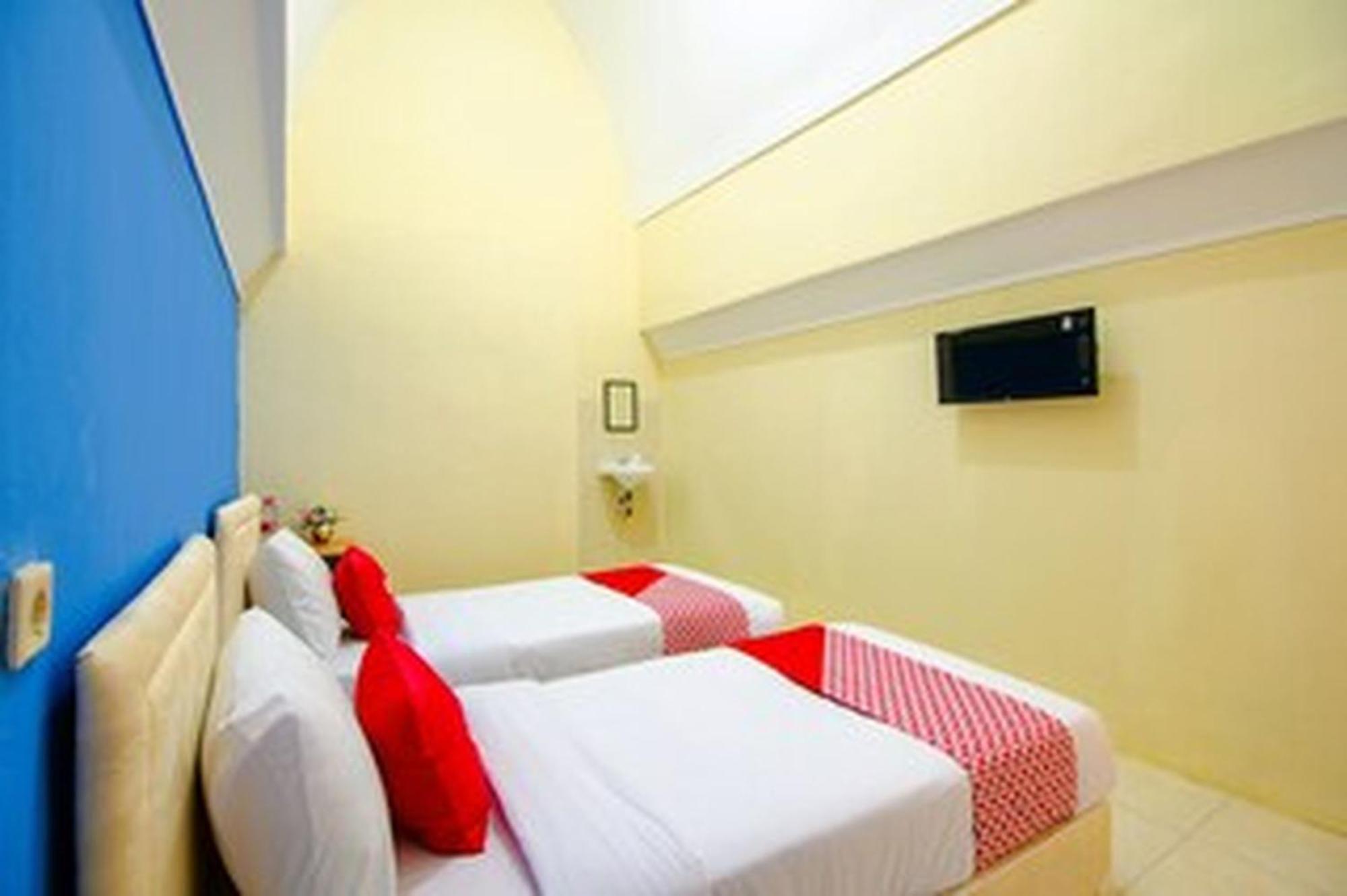 Oyo Life 1643 Grand Monica Hotel